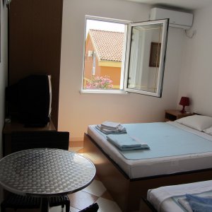 Mieten Sie ein Zimmer-Nummer 1 bis 35 m vom Strand entfernt in Rafailovici (18 qm)