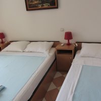 Mieten Sie ein Zimmer-Nummer 1 bis 35 m vom Strand entfernt in Rafailovici (18 qm)
