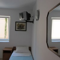 Mieten Sie ein Zimmer Nummer 2 bei 35 m vom Strand entfernt in Rafailovici