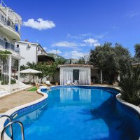 Аренда пяти апартаментов на вилле с бассейном в Булярице 200 м от моря (23 км от Будвы)