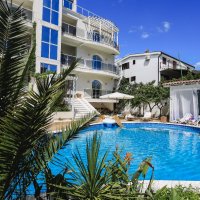 Аренда пяти апартаментов на вилле с бассейном в Булярице 200 м от моря (23 км от Будвы)