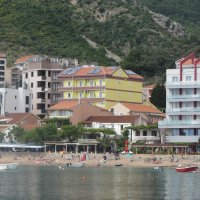 Mieten in Rafailovici auf der fünften Etage der Villa befindet sich 35 Meter vom Strand entfernt
