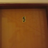 Mieten Sie ein Zimmer Nummer 5 auf der 2. Etage eines 35 m vom Meer entfernt in Rafailovici