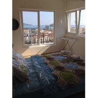 Verkauf der Wohnung 78 qm mit 2 Schlafzimmern mit Blick auf das Meer und die Stadt Budva